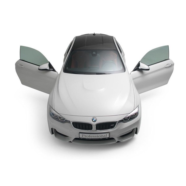 Zdjęcie studyjne białego samochodu marki BMW
