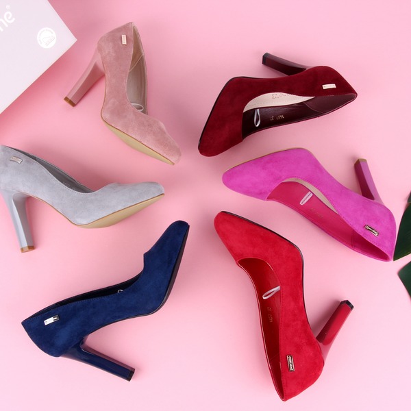Kolekcja butów damskich na zdjęciu aranżowanym