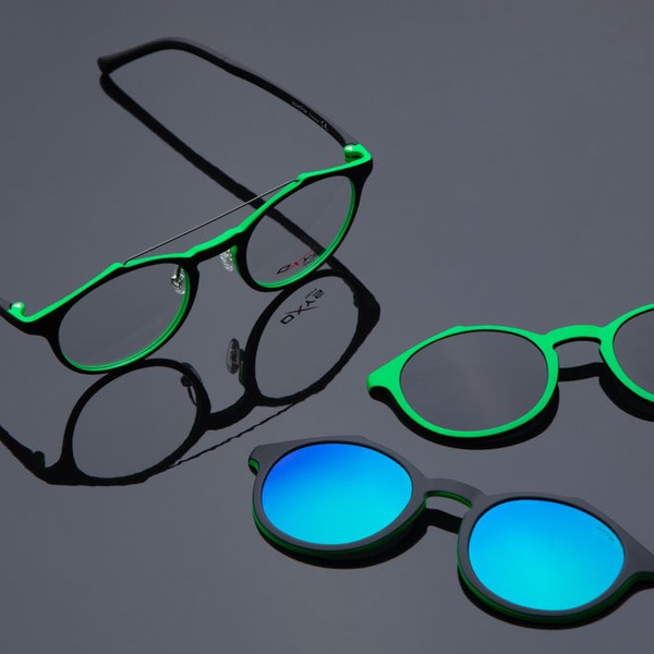 Zielone oprawki okularowe na zdjęciu aranżowanym
