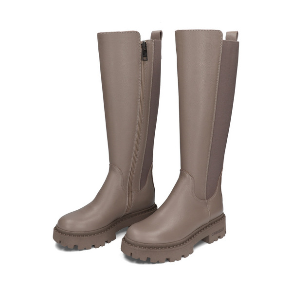 Zdjęcia butów na białym tle