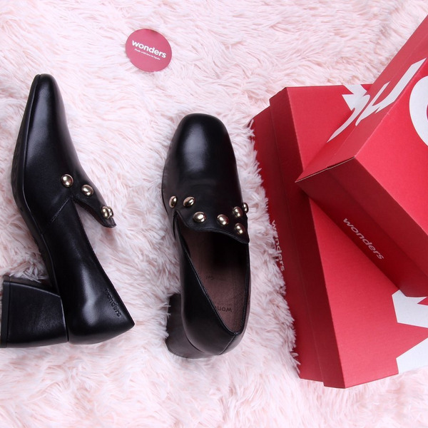 Zdjęcia stylizowane obuwia