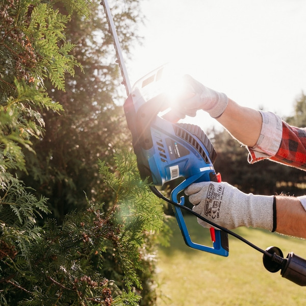 Zdjęcia lifestyle narzędzi do pielęgnacji ogrodu