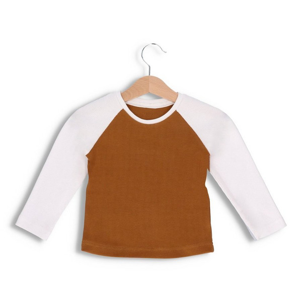 Zdjęcia ubrań na ścianie do sklepu internetowego